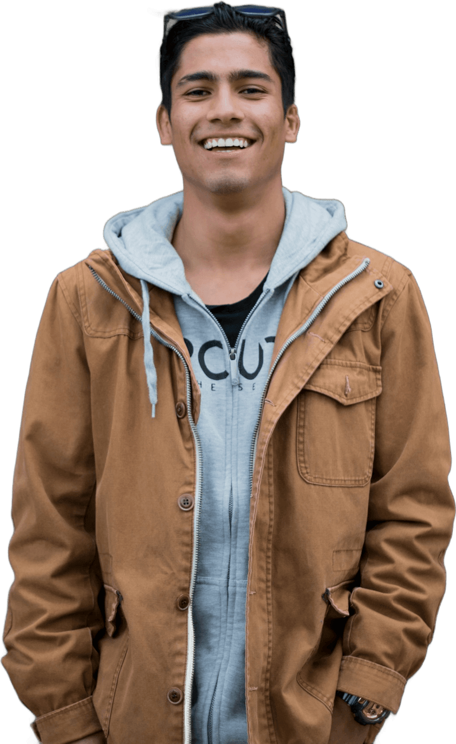 Postulante preuniversitario sonriendo, listo para su examen de admisión